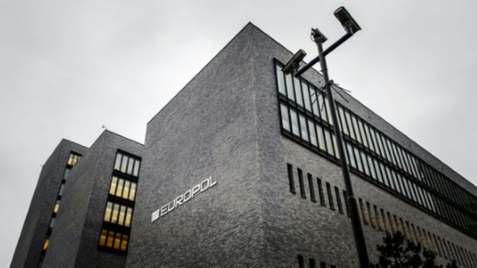 Europol Hebt Schleusernetzwerk Für Ärmelkanal-Überfahrten Aus - 19 ...