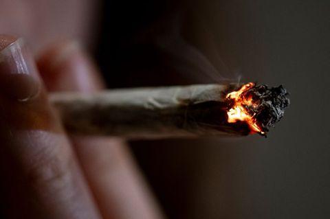 Eine Person raucht einen Joint