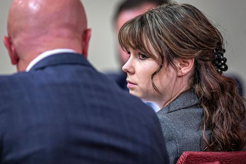 Der Anwalt von Hannah Gutierrez-Reed sieht Schuld bei Alec Baldwin