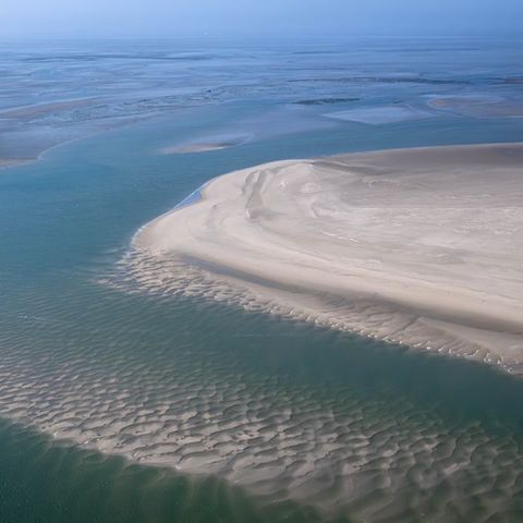 Die Sandbänke zwischen den ostfriesischen Inseln aus der Luft. Foto: Sina Schuldt/dpa