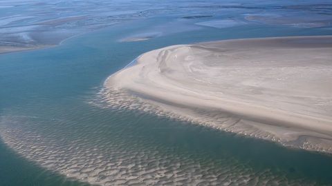 Die Sandbänke zwischen den ostfriesischen Inseln aus der Luft. Foto: Sina Schuldt/dpa