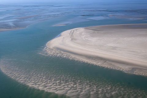 Die Sandbänke zwischen den ostfriesischen Inseln aus der Luft. Foto: Sina Schuldt/dpa
