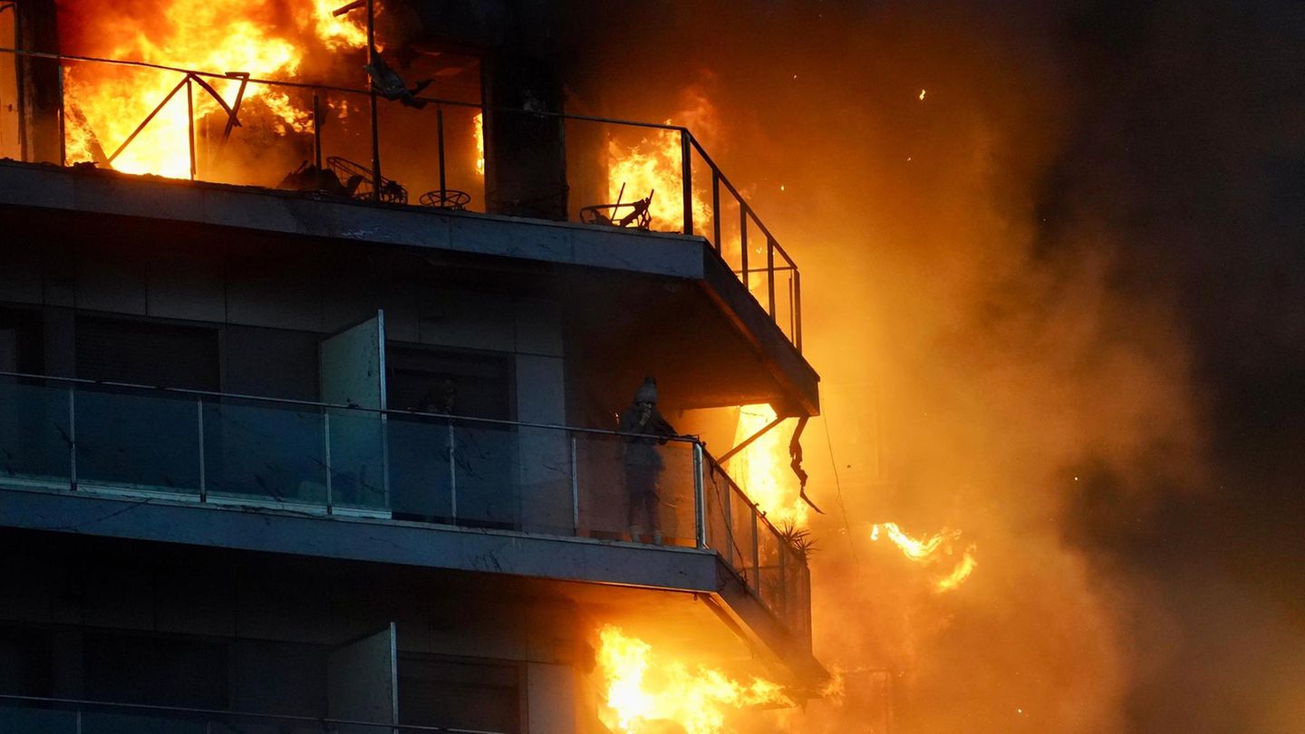 Großbrand in Valencia: Hochhaus gleicht einer Feuerfackel – Unglück weckt düstere Erinnerungen