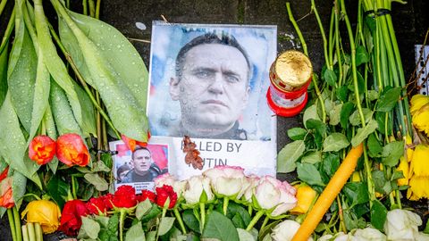 Kerzen, Blumen und Bilder zum Gedenken an Alexy Nawalny vor der russischen Botschaft in Den Haag. In China wurde ein solcher Gedenkort rasch geräumt – im Netz allerdings zieht das Thema weiter seine Kreise