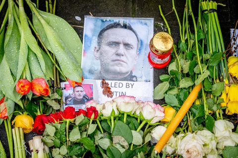 Kerzen, Blumen und Bilder zum Gedenken an Alexy Nawalny vor der russischen Botschaft in Den Haag. In China wurde ein solcher Gedenkort rasch geräumt – im Netz allerdings zieht das Thema weiter seine Kreise