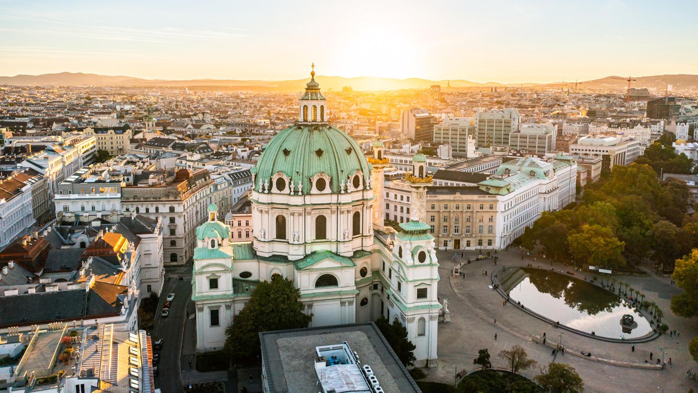 In Österreich liegt die monatliche Gebühr seit 2024 bei 15,30 Uhr pro Haushalt. Zusätzlich ist eine Bundeslandabgabe zu zahlen, die bis zu 4,70 Euro beträgt.