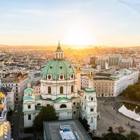 In Österreich liegt die monatliche Gebühr seit 2024 bei 15,30 Uhr pro Haushalt. Zusätzlich ist eine Bundeslandabgabe zu zahlen, die bis zu 4,70 Euro beträgt.