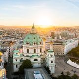 In Österreich liegt die monatliche Gebühr seit 2024 bei 15,30 Uhr pro Haushalt. Zusätzlich ist eine Bundeslandabgabe zu zahlen, die bis zu 4,70 Euro beträgt.