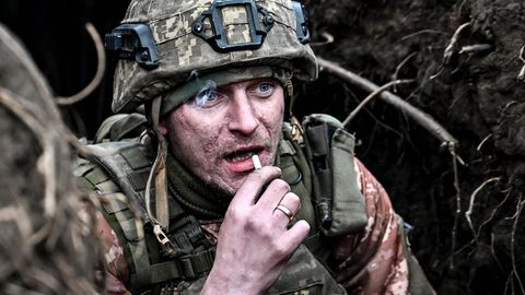 Ein ukrainischer Soldat raucht im Schützengraben