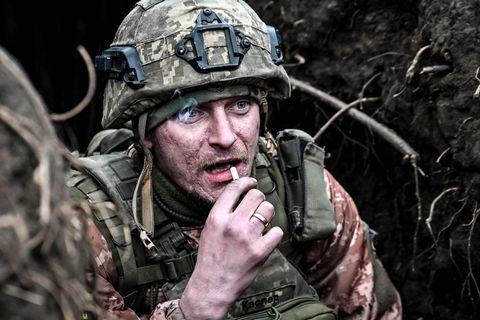 Ein ukrainischer Soldat raucht im Schützengraben
