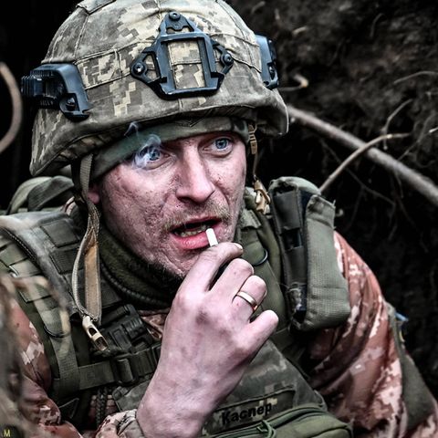 Ein ukrainischer Soldat raucht im Schützengraben
