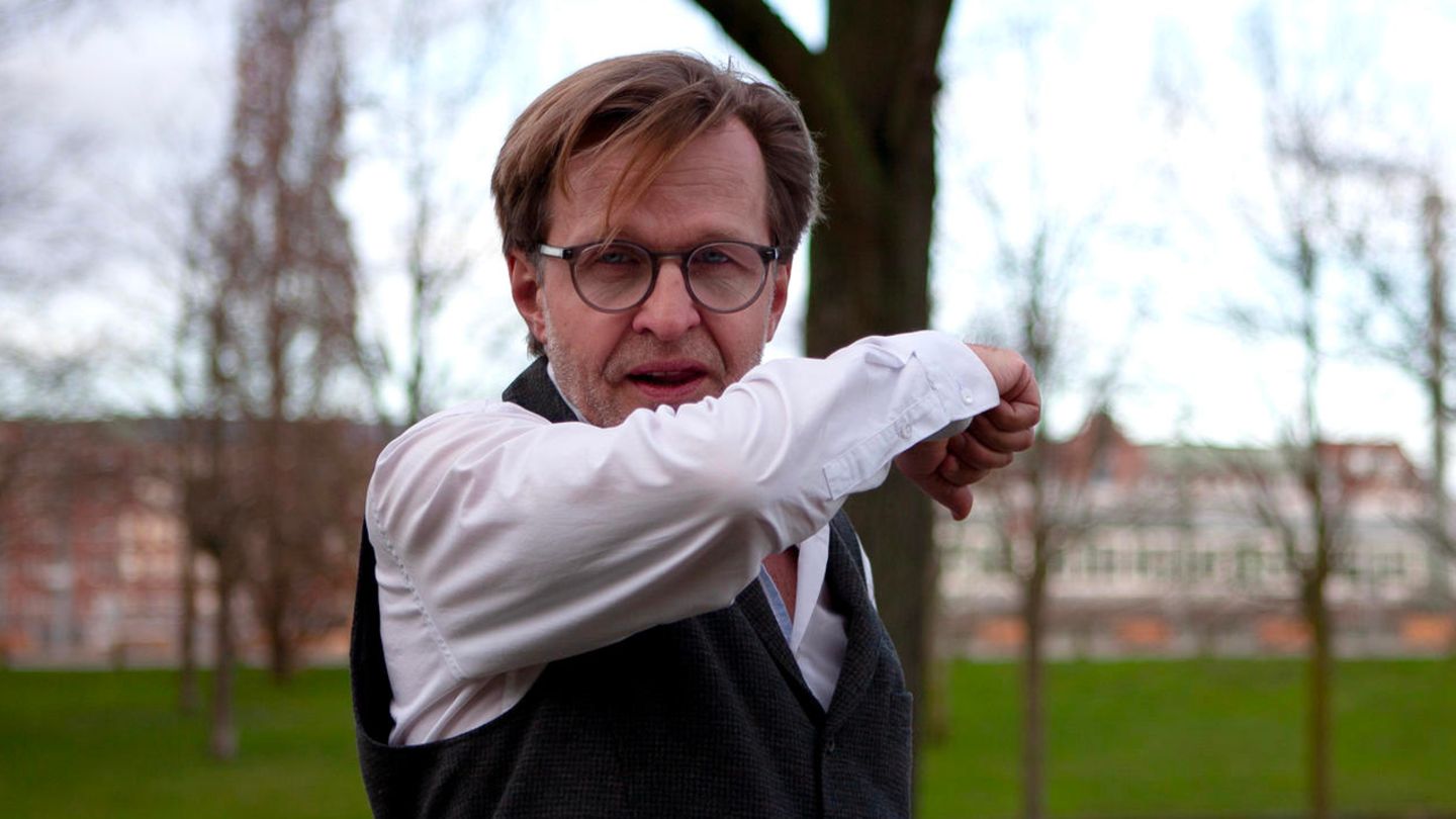 Reizhusten: Ein Mann hustet in seine Ellenbeuge