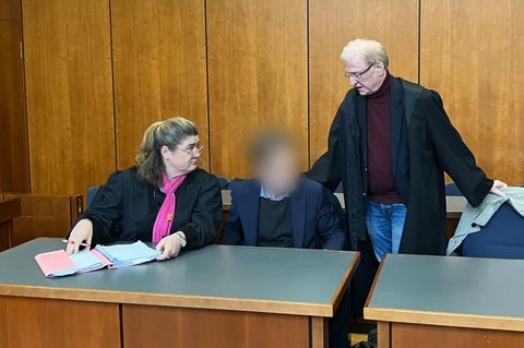 Ein Mann sitzt im Landgericht Göttingen zwischen einer Rechtsanwältin und einem Rechtsanwalt
