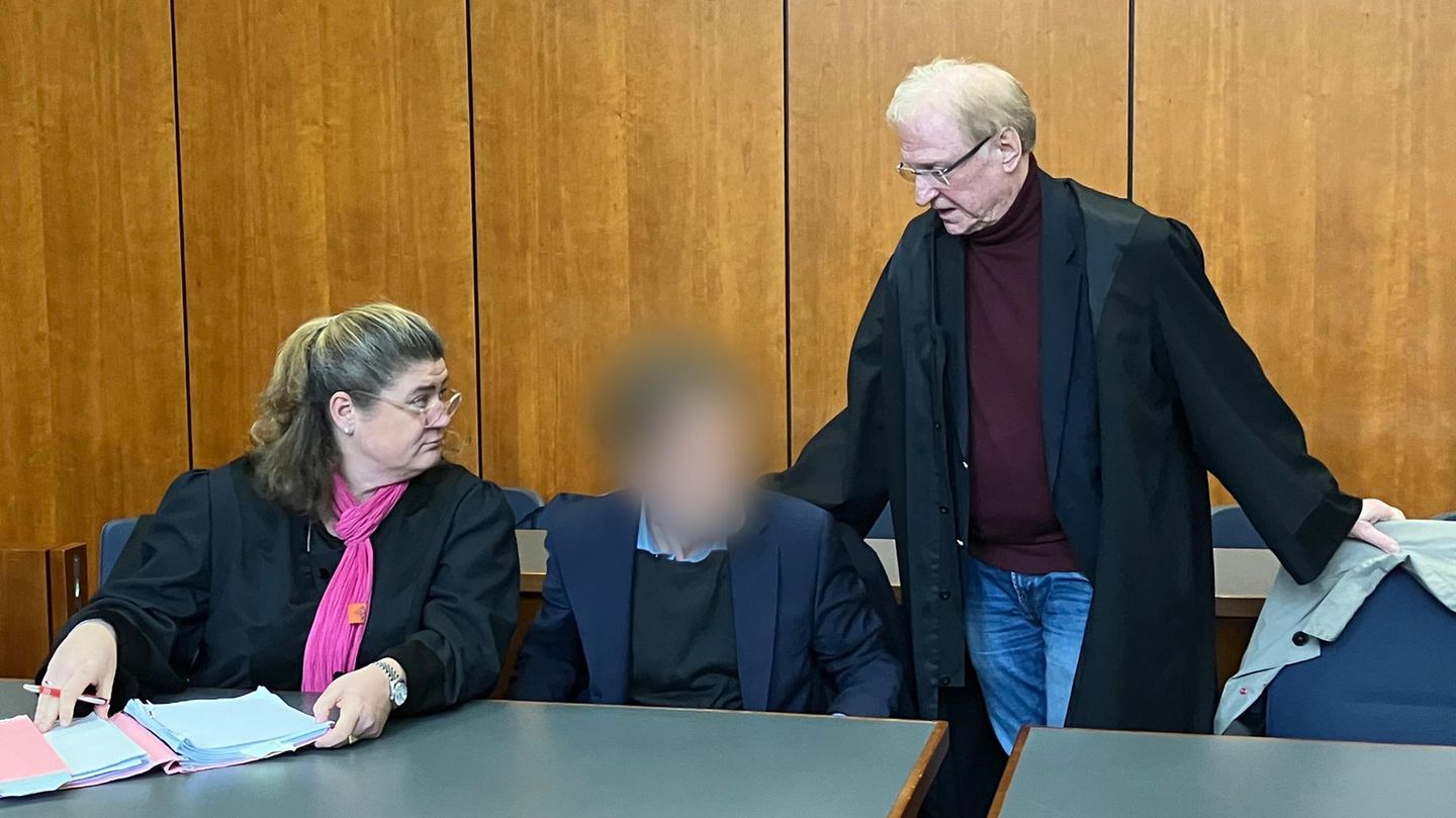 Ein Mann sitzt im Landgericht Göttingen zwischen einer Rechtsanwältin und einem Rechtsanwalt