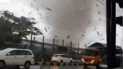Indonesien: Riesen-Tornado löst Chaos im Straßenverkehr aus