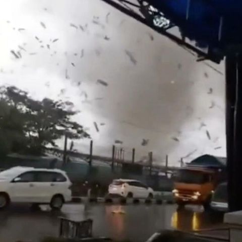 Indonesien: Riesen-Tornado löst Chaos im Straßenverkehr aus