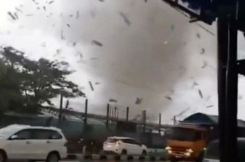 Indonesien: Riesen-Tornado löst Chaos im Straßenverkehr aus