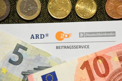 Der früher GEZ-Gebühr genannte Rundfunkbeitrag liegt derzeit bei 18,36 Euro monatlich. Im Vergleich zu anderen Staaten gehört Deutschland damit zu denen, die eine vergleichsweise hohe Gebühr fordern.