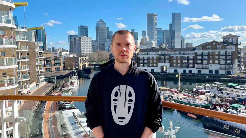 Gary Stevenson in den Londoner Docklands.  Im Hintergrund sind die Türme des Finanzviertels Canary Wharf zu sehen, wo Stevenson bis 2014 bei der Citibank arbeitete und Millionär wurde.  Heute ist er Aktivist, YouTuber und Autor.