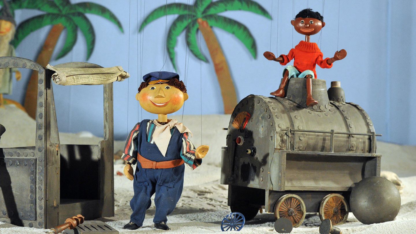 Jim Knopf Die Jim-Knopf-Marionetten (l-r) Scheinriese Tutur, Lukas und Jim Knopf stehen in Augsburg im Puppenkistenmuseum