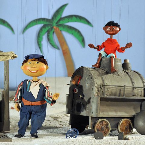 Die Jim-Knopf-Marionetten (l-r) Scheinriese Tutur, Lukas und Jim Knopf stehen in Augsburg im Puppenkistenmuseum