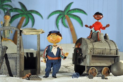 Die Jim-Knopf-Marionetten (l-r) Scheinriese Tutur, Lukas und Jim Knopf stehen in Augsburg im Puppenkistenmuseum