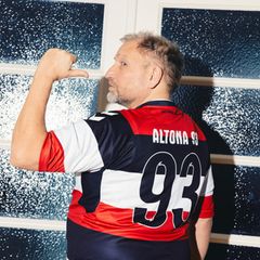 Abnehmspritze Ozempic: Autor Stephan Bartels trägt das Trikot des Hamburger Fußballvereins Altona 93