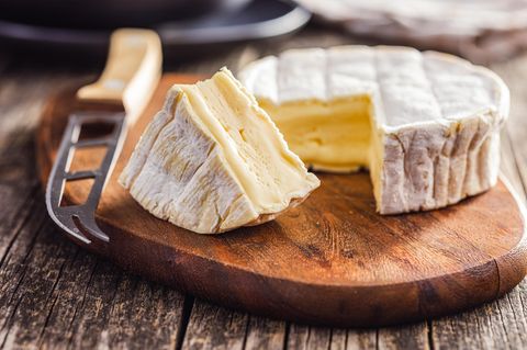 Camembert auf einer Platte