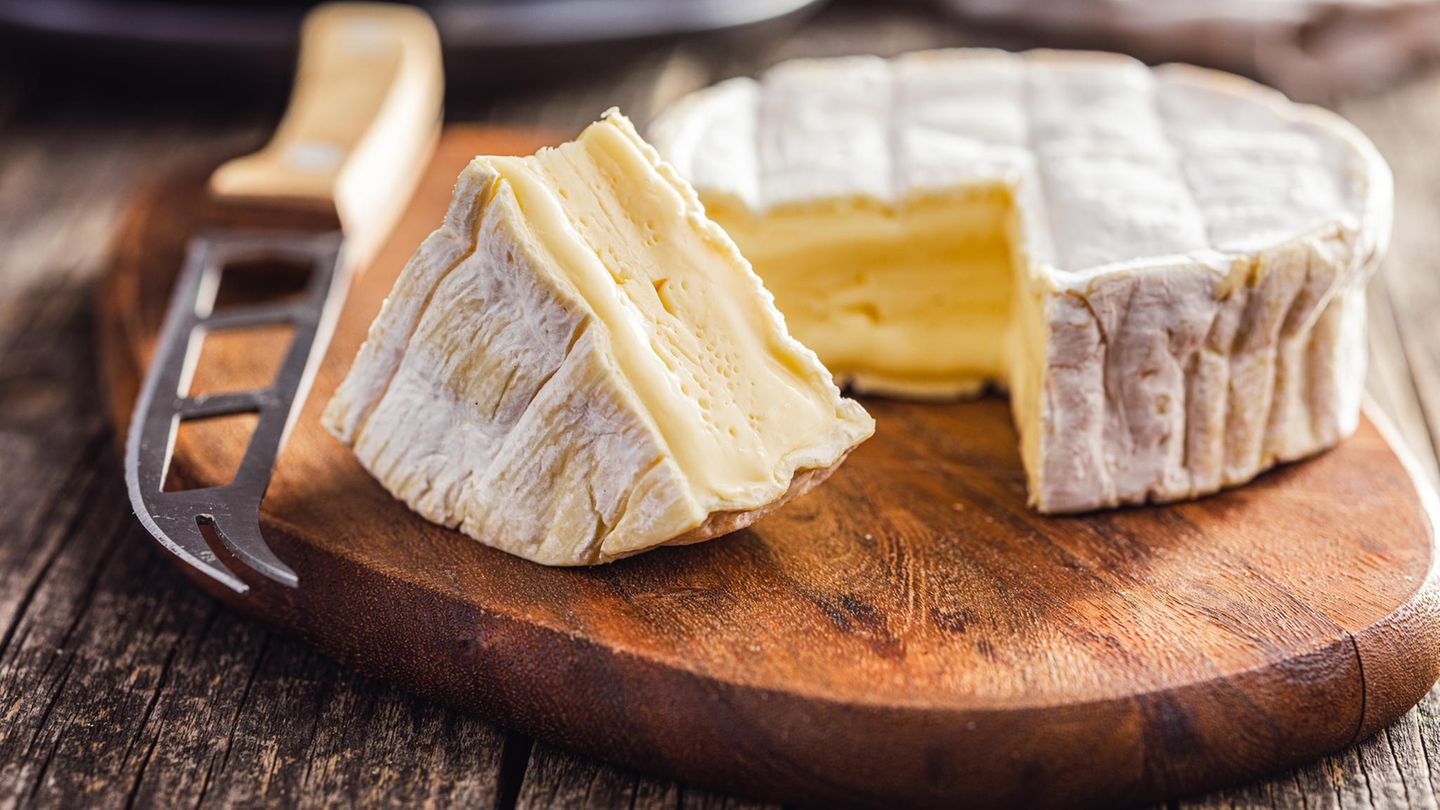Camembert auf einer Platte