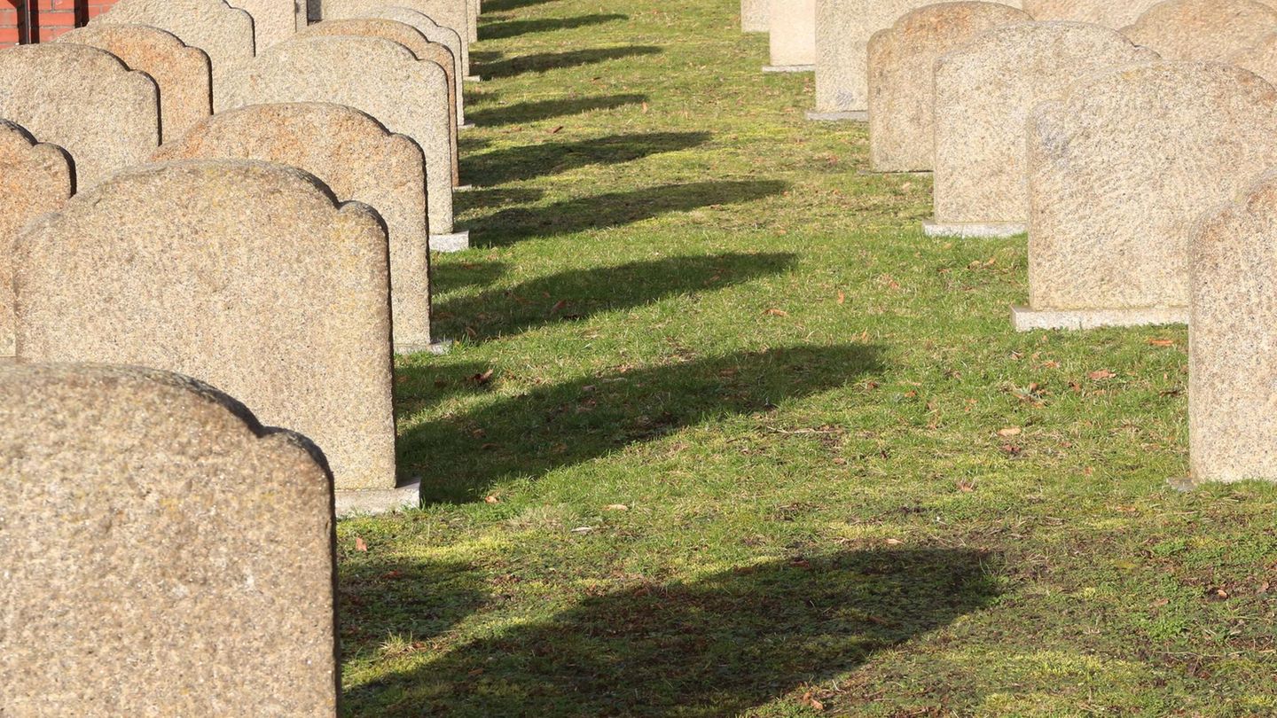 Grabsteine stehen in einer Reihe. Angehörige veröffentlichen meist Traueranzeigen, wenn jemand verstorben ist
