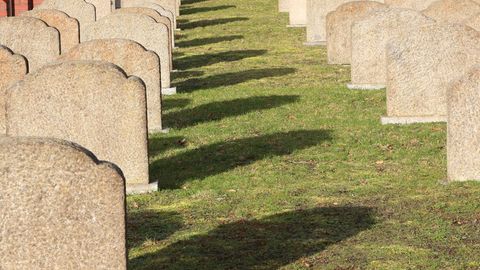 Grabsteine stehen in einer Reihe. Angehörige veröffentlichen meist Traueranzeigen, wenn jemand verstorben ist
