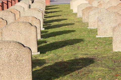 Grabsteine stehen in einer Reihe. Angehörige veröffentlichen meist Traueranzeigen, wenn jemand verstorben ist