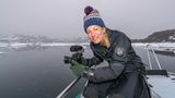 Die preisgekrönte Unterwasserkamerafrau Christina Karliczek ist weltweit eine der wenigen in ihrem Metier, die zusätzlich für Tauchgänge unter dem Eis ausgebildet wurde. Seit 15 Jahren dreht die zweifache Mutter mit kiloschwerer, hochspezialisierter Kameraausrüstung auf dem Rücken auf der ganzen Welt eindrückliche Tiergeschichten und setzt sich mit ihren Bildern leidenschaftlich für den Schutz unseres Planeten ein.