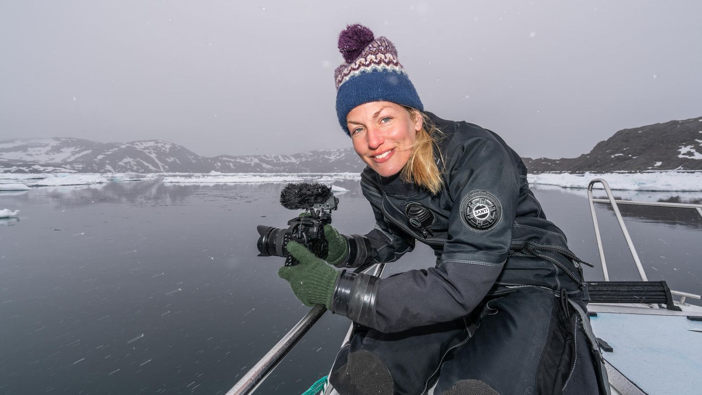 Grönland: Die preisgekrönte Unterwasserkamerafrau Christina Karliczek ist weltweit eine der wenigen in ihrem Metier, die zusätzlich für Tauchgänge unter dem Eis ausgebildet wurde. Seit 15 Jahren dreht die zweifache Mutter mit kiloschwerer, hochspezialisierter Kameraausrüstung auf dem Rücken auf der ganzen Welt eindrückliche Tiergeschichten und setzt sich mit ihren Bildern leidenschaftlich für den Schutz unseres Planeten ein. Die preisgekrönte Unterwasserkamerafrau Christina Karliczek ist weltweit eine der wenigen in ihrem Metier, die zusätzlich für Tauchgänge unter dem Eis ausgebildet wurde. Seit 15 Jahren dreht die zweifache Mutter mit kiloschwerer, hochspezialisierter Kameraausrüstung auf dem Rücken auf der ganzen Welt eindrückliche Tiergeschichten und setzt sich mit ihren Bildern leidenschaftlich für den Schutz unseres Planeten ein.