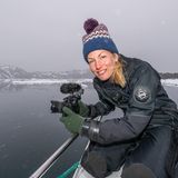 Die preisgekrönte Unterwasserkamerafrau Christina Karliczek ist weltweit eine der wenigen in ihrem Metier, die zusätzlich für Tauchgänge unter dem Eis ausgebildet wurde. Seit 15 Jahren dreht die zweifache Mutter mit kiloschwerer, hochspezialisierter Kameraausrüstung auf dem Rücken auf der ganzen Welt eindrückliche Tiergeschichten und setzt sich mit ihren Bildern leidenschaftlich für den Schutz unseres Planeten ein.