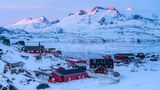Das Expeditionsteam rund um Kamerafrau und Tierfilmerin Christina Karliczek lebt während der Dokumentation in einem schwer zugänglichen Teil von Ost-Grönland. Vor der Küste Tassilaqs, der mit rund 2000 Einwohnern größten Stadt im Osten des Landes, leben die meisten Eishaie. 