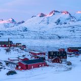 Das Expeditionsteam rund um Kamerafrau und Tierfilmerin Christina Karliczek lebt während der Dokumentation in einem schwer zugänglichen Teil von Ost-Grönland. Vor der Küste Tassilaqs, der mit rund 2000 Einwohnern größten Stadt im Osten des Landes, leben die meisten Eishaie. 