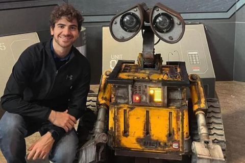 Andrea Troise mit einem Modell von Wall-E
