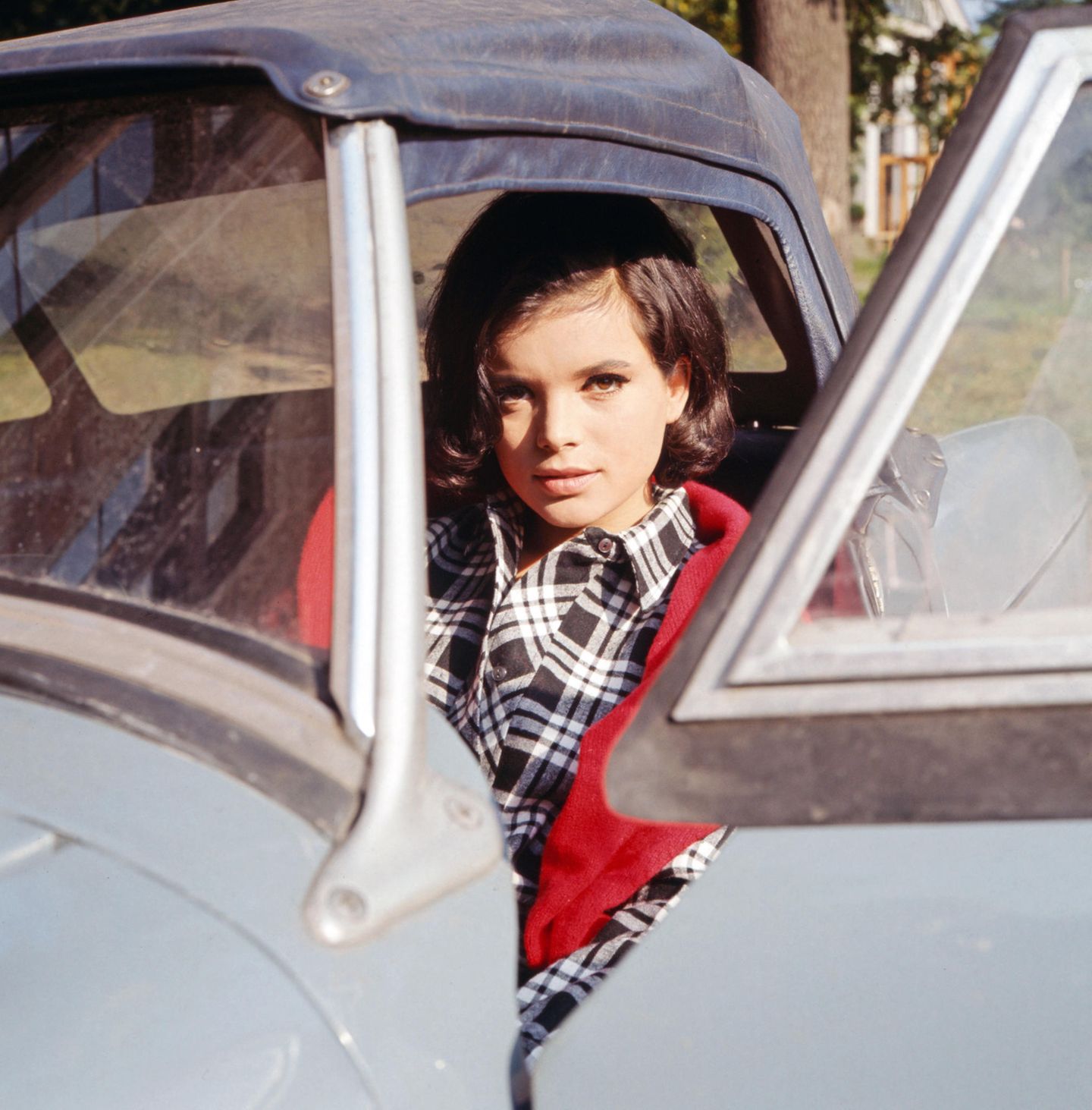 Uschi Glas schaut aus einem Auto heraus