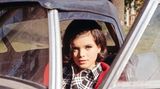 Uschi Glas schaut aus einem Auto heraus
