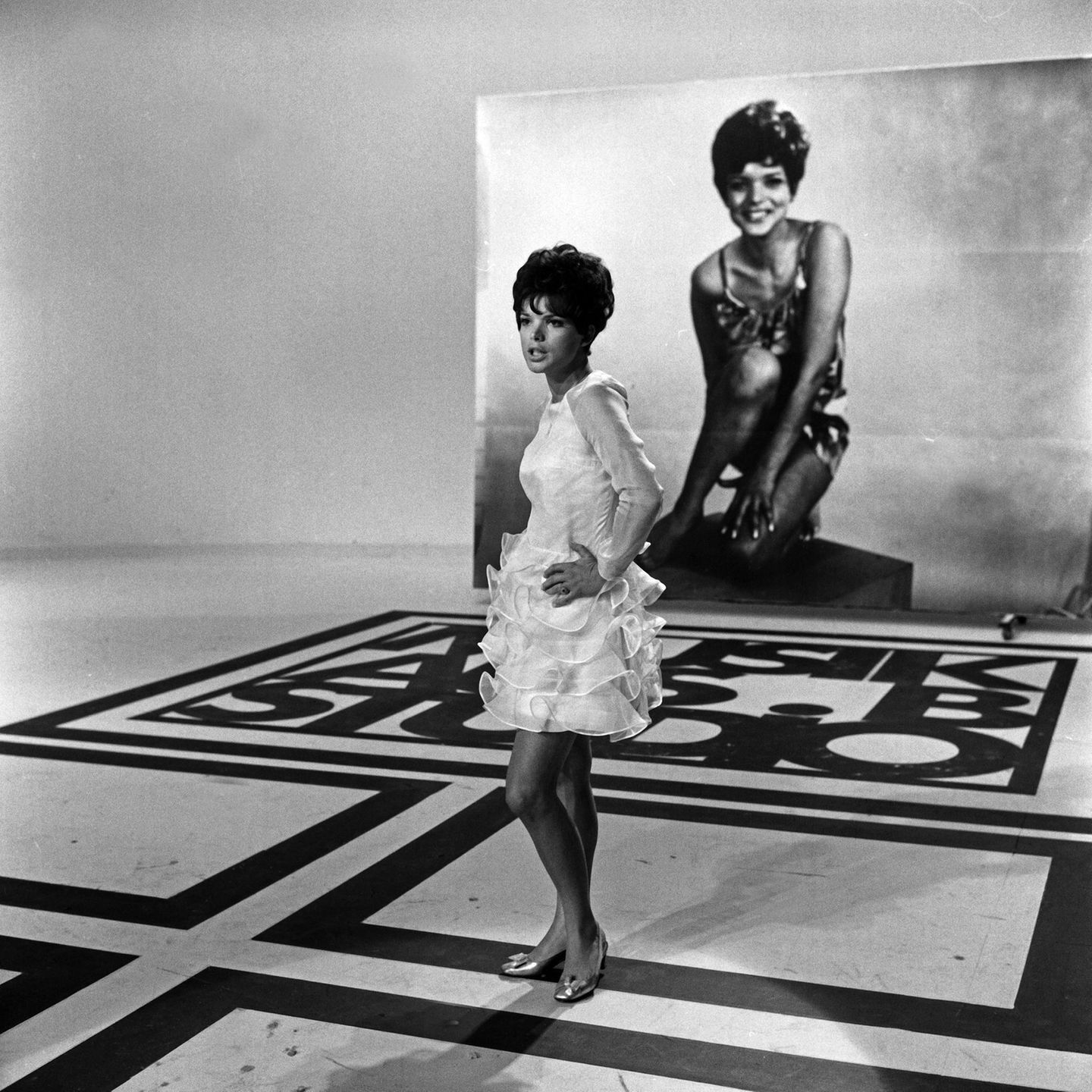 Uschi Glas vor einem Plakat mit ihrem Foto