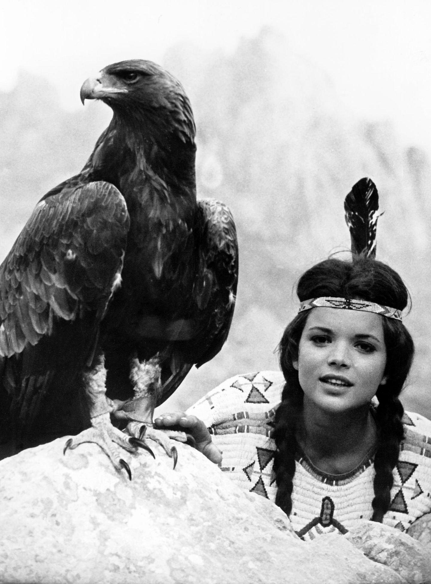 Über ihre Rolle als Apanatschi in "Winnetou": "Als ich nach meiner ersten Hauptrolle in Winnetou und das Halbblut Apanatschi plötzlich im Rampenlicht stand, war die Gefahr groß, die berühmte Bodenhaftung zu verlieren." 