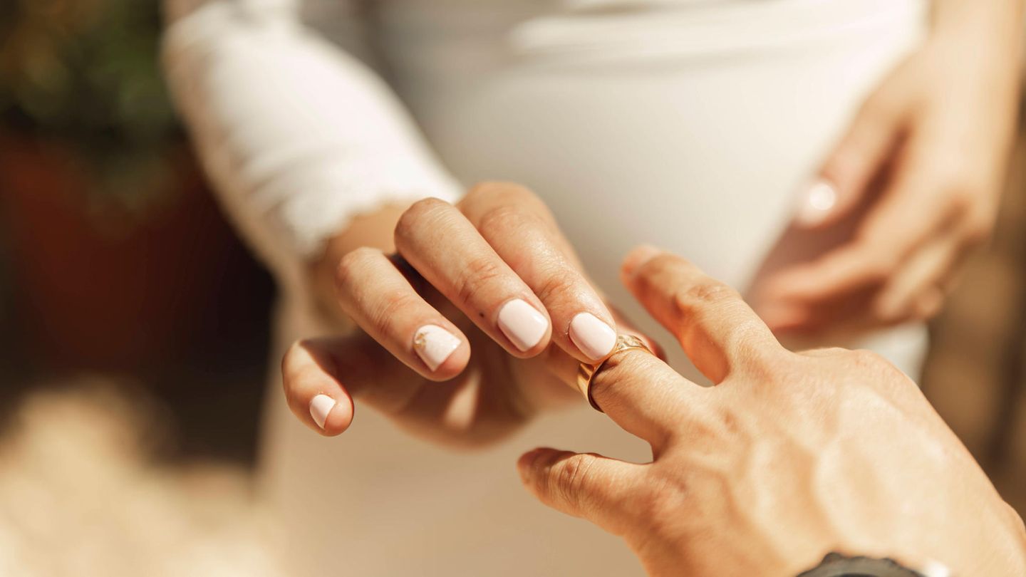 Am I dating a taken man?  25 clues that expose a lying baron