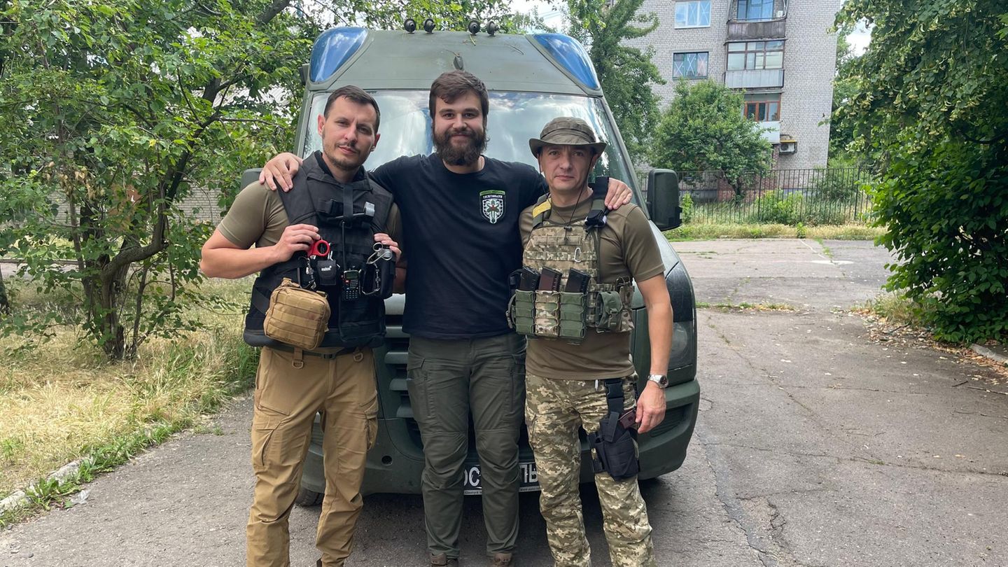  Shcherbynas (links) mit Kollegen seiner Einheit in der Ukraine, mit der er medizinische Hilfe geleistet hat.