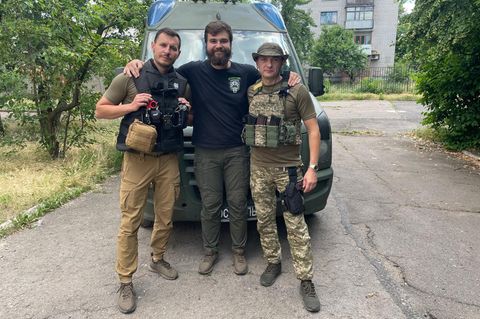  Shcherbynas (links) mit Kollegen seiner Einheit in der Ukraine, mit der er medizinische Hilfe geleistet hat.