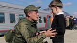Ein russischer Rekrut spricht mit seinem Sohn, bevor er einen Zug am Bahnhof in Region Wolgograd, nimmt