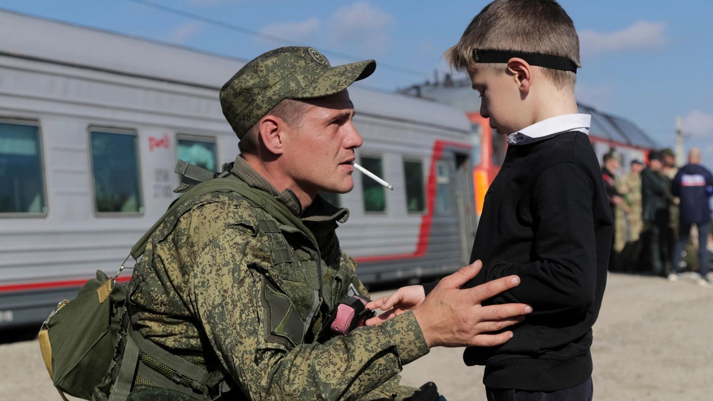 Ein russischer Rekrut spricht mit seinem Sohn, bevor er einen Zug am Bahnhof in Region Wolgograd, nimmt