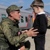 Ein russischer Rekrut spricht mit seinem Sohn, bevor er einen Zug am Bahnhof in Region Wolgograd, nimmt