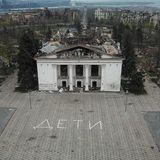 Satellitenfotos zeigen, dass vor dem Theater in Mariupol auf den Boden "Kinder" geschrieben wurde