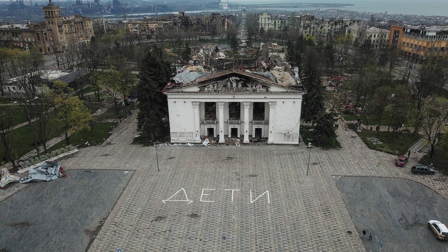 März bis Mai 2022: Die Belagerung von Mariupol Satellitenfotos zeigen, dass vor dem Theater in Mariupol auf den Boden "Kinder" geschrieben wurde